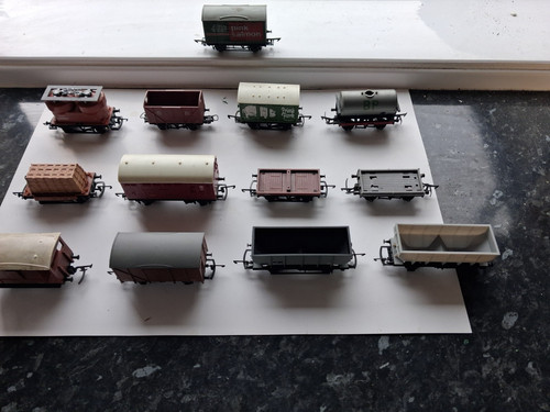 Assorted wagons 00 gauge - assorted,