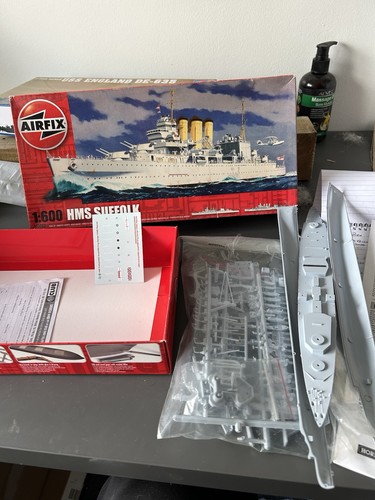 Airfix hms suffolk 600 - suffolk, scale