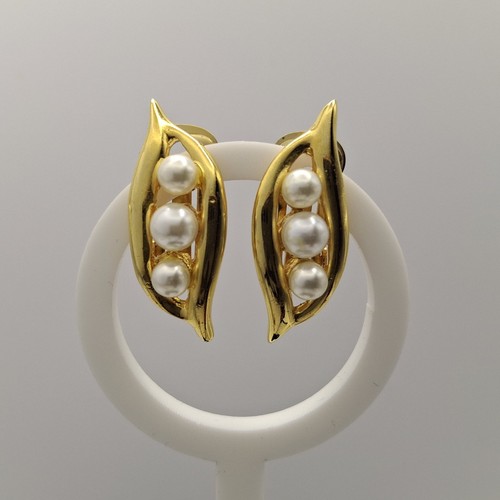 Vintage faux pearl clip - faux,