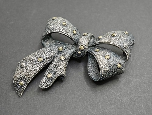Alloy bow brooch silver tone - bow,
