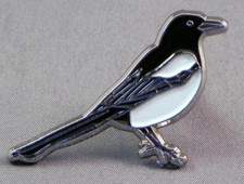 Magpie pin badge Version 2
