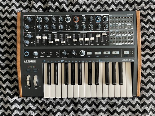 Arturia minibrute analogue - 2s,