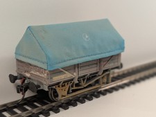 Bachmann OO Gauge BR 5-Plank China Clay Wagon with Hood – Weathered – Kadee
