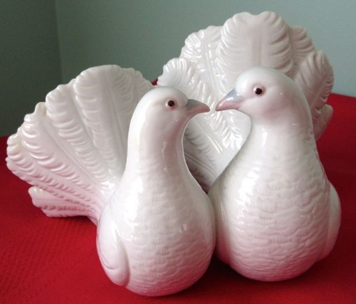 Lladro figurine kissing doves - figurine,