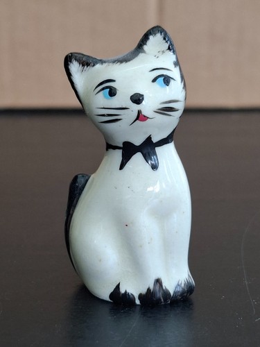 Hagen renaker dozing cat - hagen,