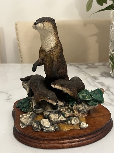 Border fine arts otter - fine,