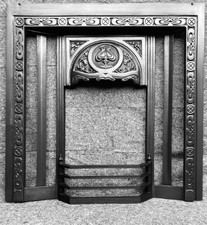 CAST IRON FIREPLACE / FIRE