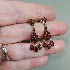 9CT YELLOW GOLD GARNET DANGLE