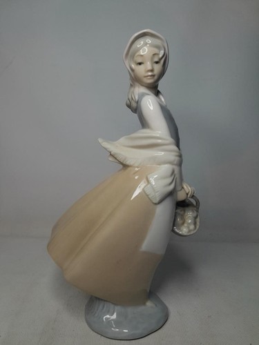 Nao lladro graceful - by,