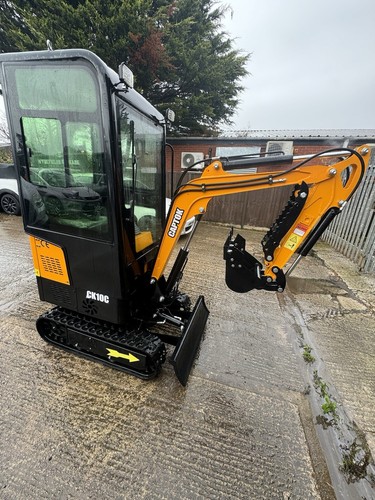 Captok mini digger not hitachi - captok,