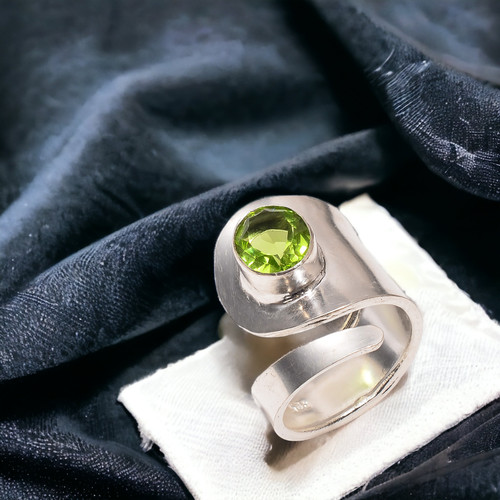 Natural peridot gemstone - peridot,