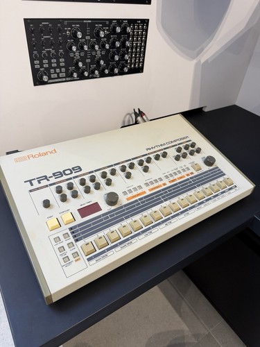 Roland 909 drum machine - roland, tr-909