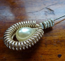 vintage 1950s cream faux pearl bead top gold tone hat pin -E61