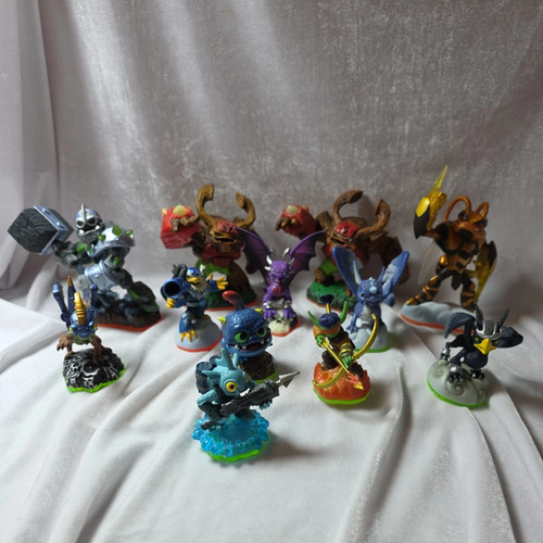 Skylanders figures bundle - skylanders,
