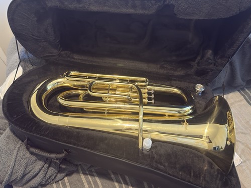 Full size tuba with case - full,