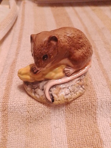 Beswick field mouse chomping - beswick, mouse.
