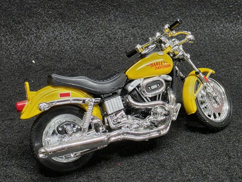 Maisto 1977 - 1/18,