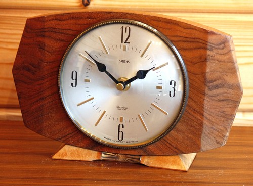 Vintage 23cm smiths mantel - vintage,