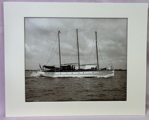 Vintage motor yacht - motor, louana