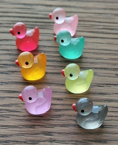 Small plastic ducks - 7,