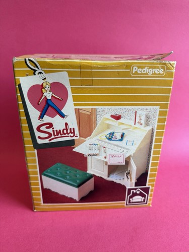 Vintage pedigree sindy - pedigree, desk