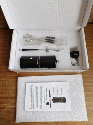 Black portable oxygen injector