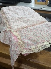 VINTAGE SINDY BED AND BEDCLOTHES  Pedigree , pink frilly with pillow