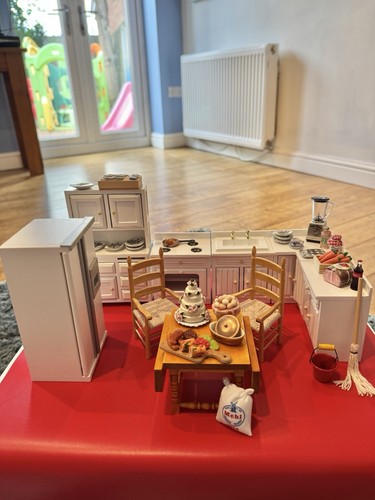 Stunning dolls house kitchen - stunning,