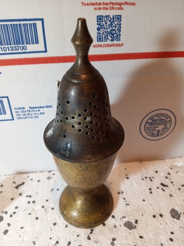 Vintage metal muffineer - ,