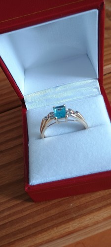 Stunning 9ct yellow gold topaz - stunning,