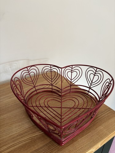 Decorative red wire heart - red,