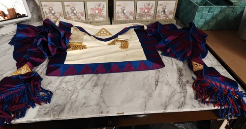 Masonic items pictured - 3,