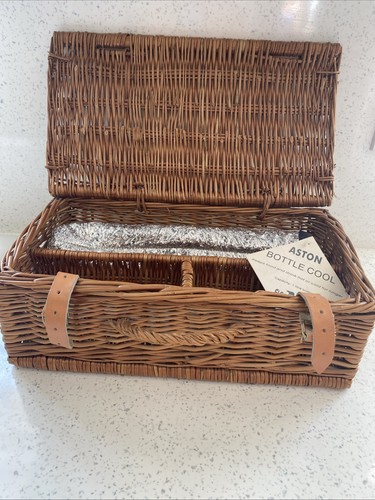 Vintage wicker small picnic - small,
