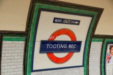 PHOTO  TOOTING BEC UNDERGROUND STATION SIGN