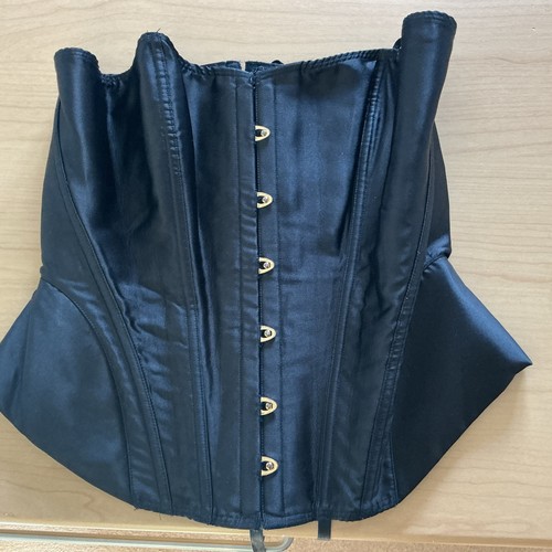 Naturally close black boned - close,