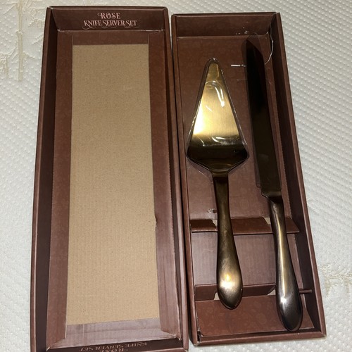 Wedding cakes knife and server