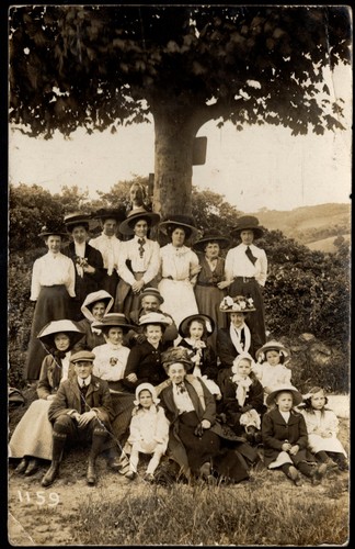 Colwyn bay 1910 hats group - ,
