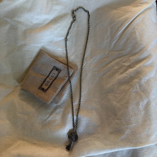 Gucci double arabesque key - g,