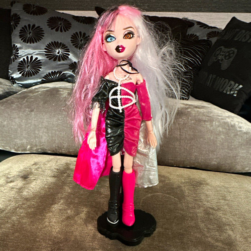 Bratzillaz doll stand - bratzillaz, on