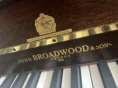 Upright piano john - ,