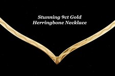 Beautiful Fully Hallmarked 9ct Gold Herringbone 'V' Necklace