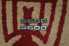 ROVER SD1 3500 FRONT WING BADGES (EARLY SHINY CHROME TYPE) V8 3.5 VANDEN PLAS