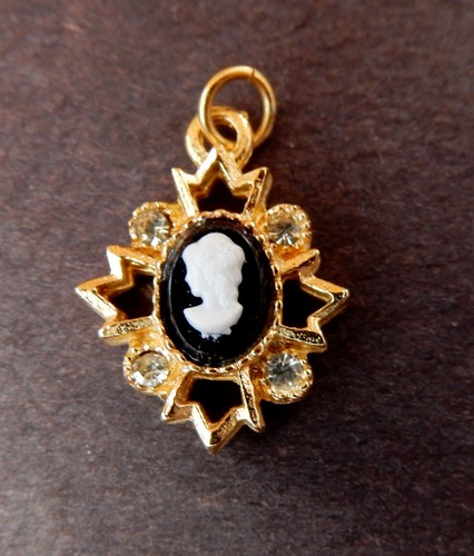 Tiny vtg cameo pendant - cameo,