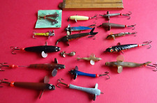 A GOOD MIX OF VINTAGE AND ANTIQUE FISHING LURES IN VARIOUS CONDITIONS