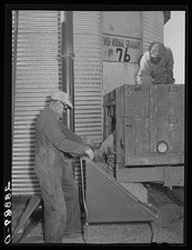 Photo:Storing corn in