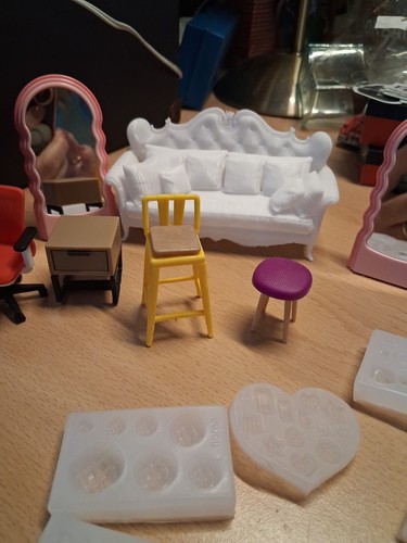 Dolls house 24th scale - dolls,