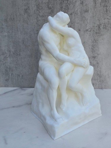 The kiss sculpture - the,