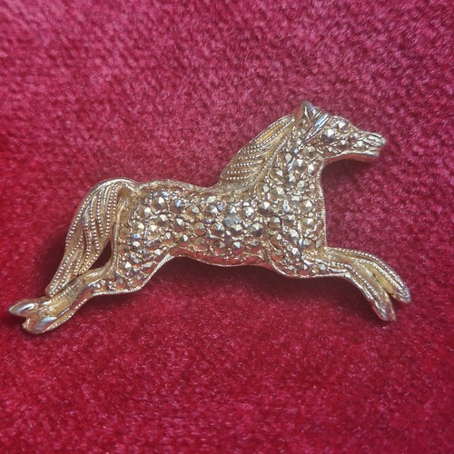 Vintage gold tone galloping - gold-tone,