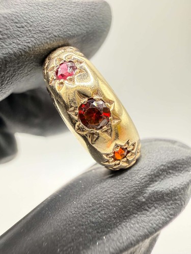 9ct garnet three stone - 9ct, gypsy