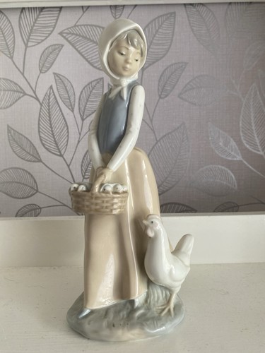Nao figurine girl carrying - figurine,